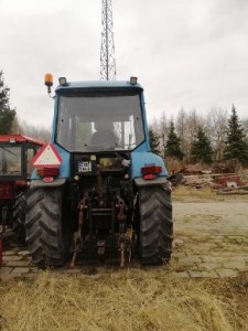 Zdjęcie przedstawia ciągnik rolniczy MTZ PRONAR 82SA - rzut z tyłu pojazdu